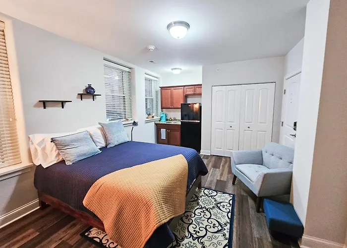 Cute + Cozy Studio At The Inman - 207