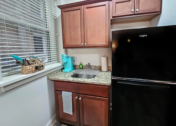 Cute + Cozy Studio At The Inman - 207