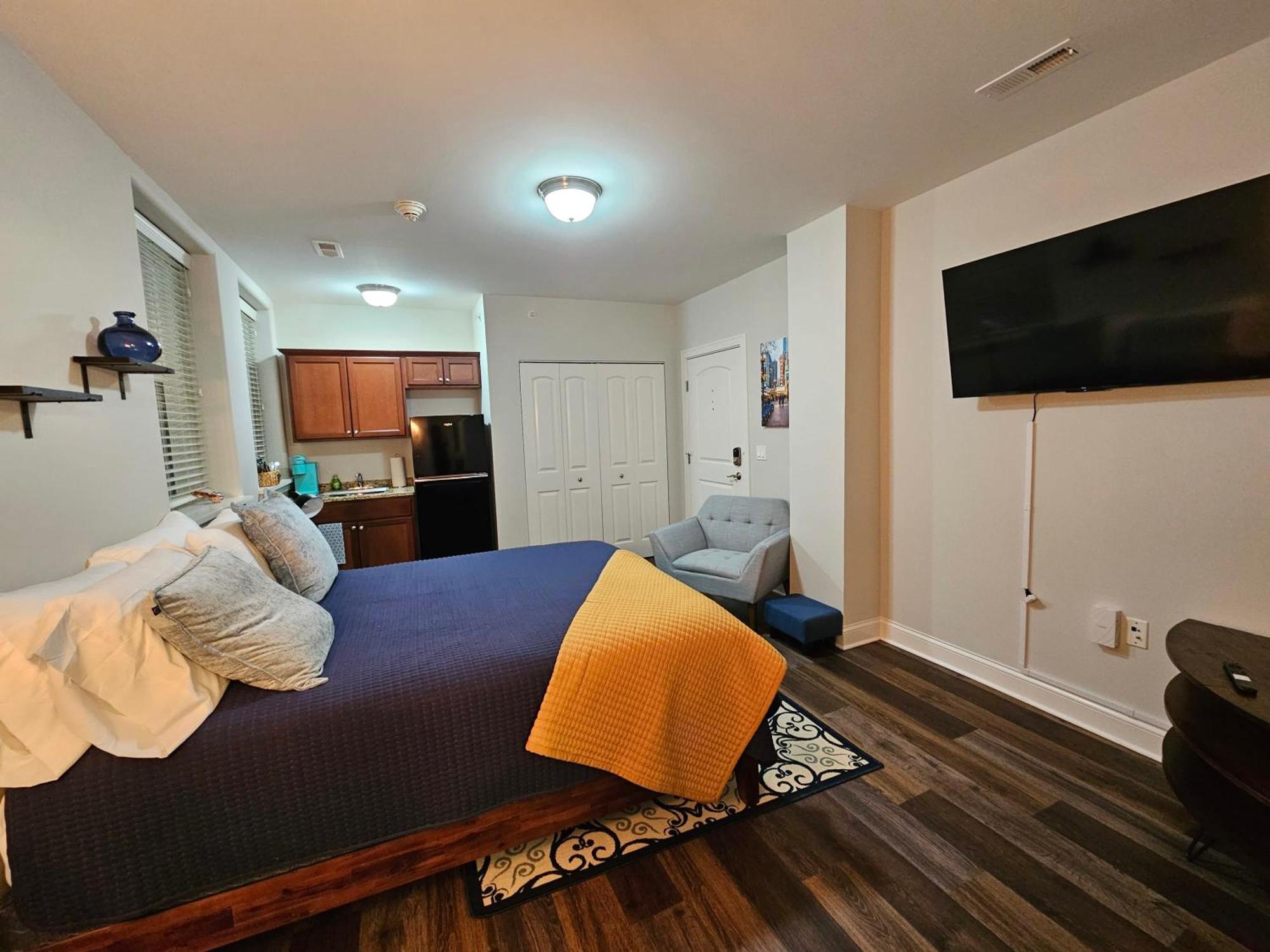Cute + Cozy At The Inman - 207