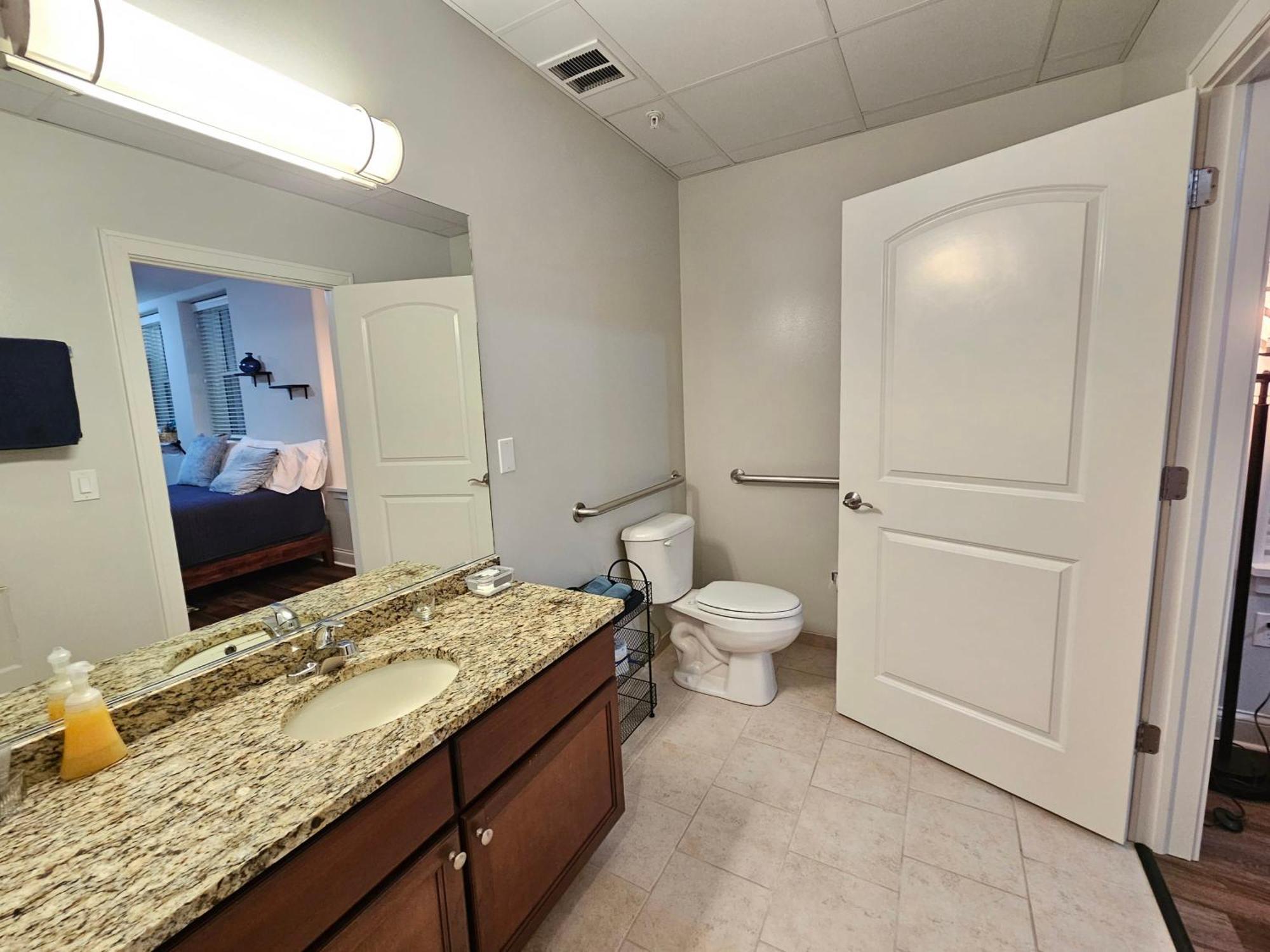 Apartment Cute + Cozy At The Inman - 207 Champaign