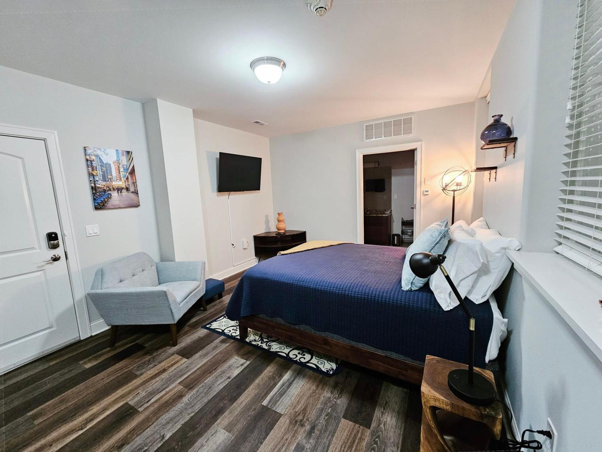 Cute + Cozy At The Inman - 207 *